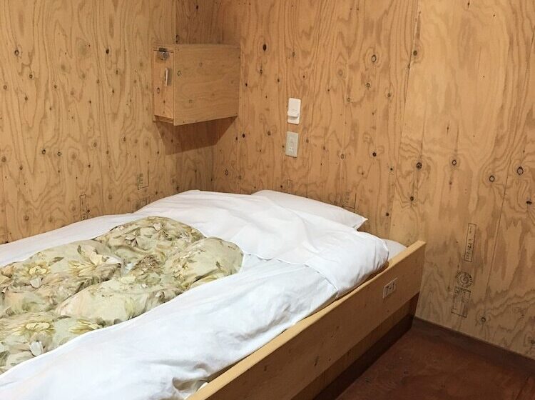Кровать в Общей Комнате, Guesthouse Otaru Wanokaze