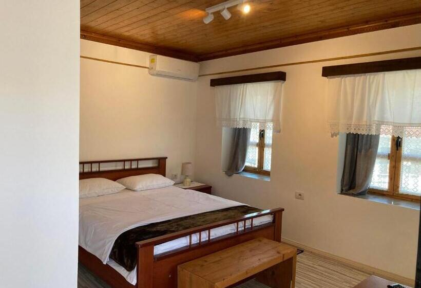 バルコニー付きデラックスルーム, Sokaku I Te Marreve Guesthouse