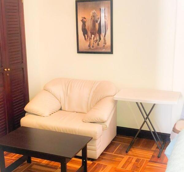 带阳台标准四人间, Ester`s Place