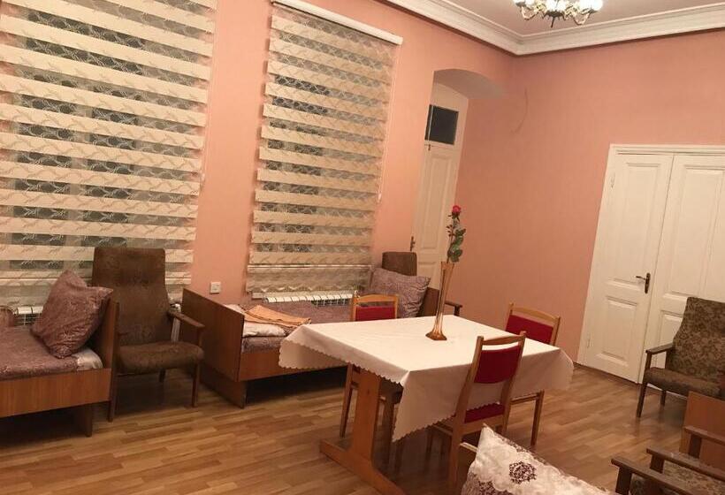 اتاق استاندارد چهار تخته, Beaming_house