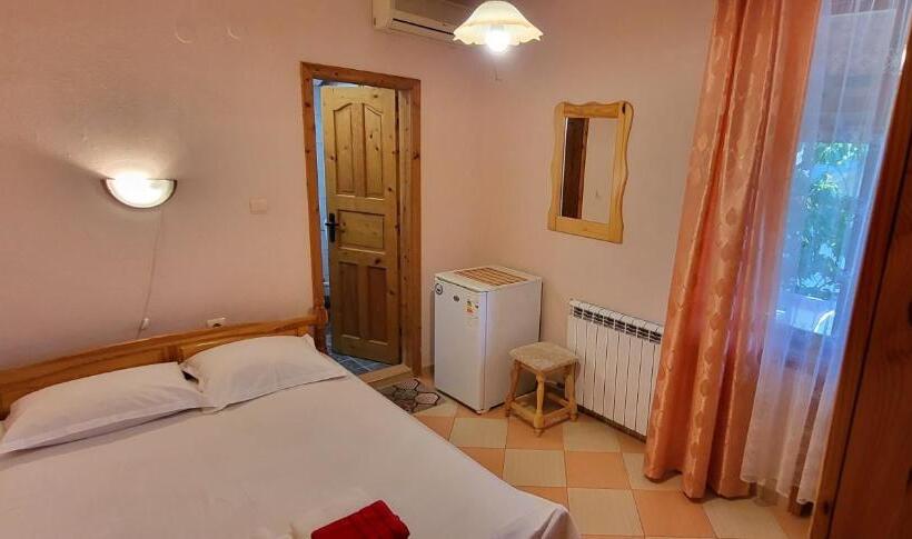 Номер Стандарт с Балконом, Amfora Guest House
