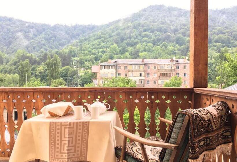 جناح مطلّ علي الجبل, Areguni Guest House