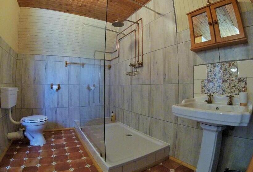 Номер Deluxe, A Pilgrims Rest