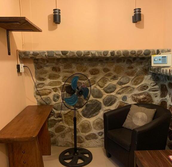 اتاق لوکس با بالکن, Kupu Kupu Garden Guest House & Cafe