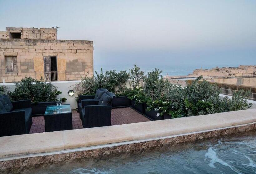 استودیو استاندارد با چشم‌انداز دریا, Valletta Kursara Port View