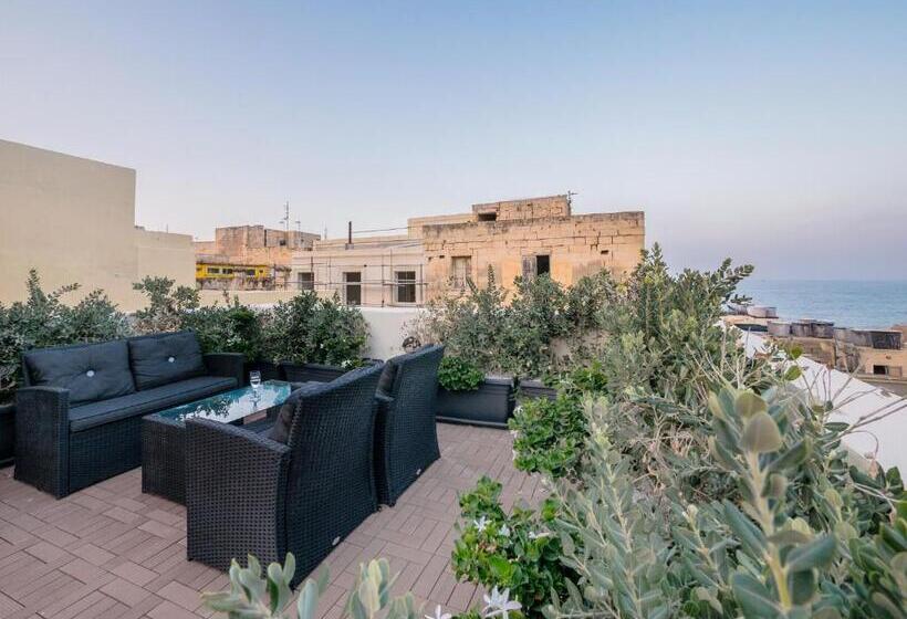 استودیو استاندارد با چشم‌انداز دریا, Valletta Kursara Port View