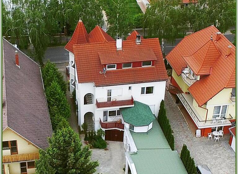 اتاق استاندارد چهار تخته, White & Quiet Apartment House