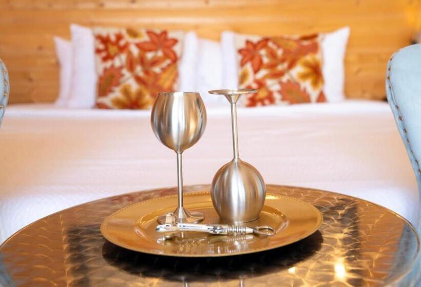 سوییت لوکس, Homer Inn & Spa