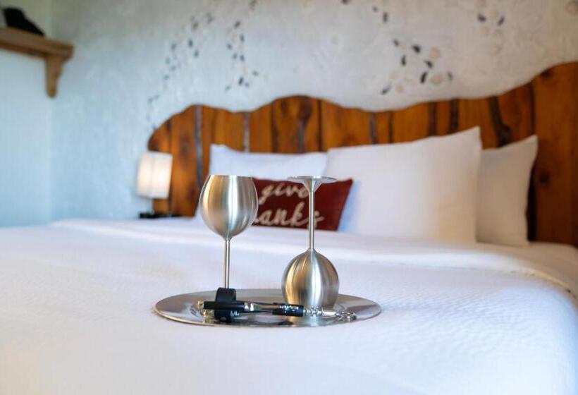 سوییت لوکس, Homer Inn & Spa