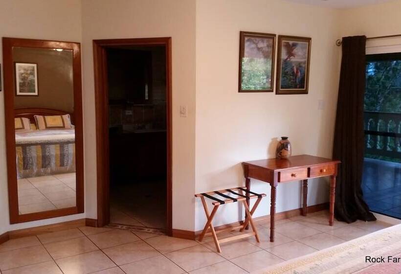 اتاق سوپریور با چشم‌انداز باغ, Rock Farm Guest House