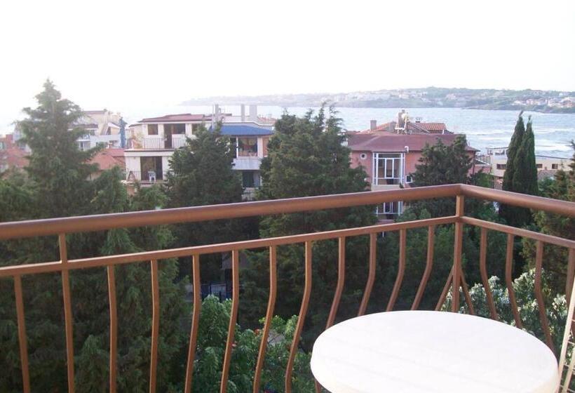 Трехместный Номер Стандарт с Балконом, Villa Vesela
