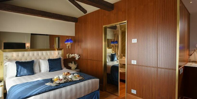 Quarto superior, Santa Croce Boutique