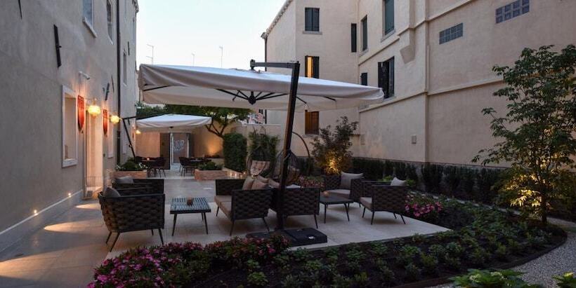 Quarto superior, Santa Croce Boutique