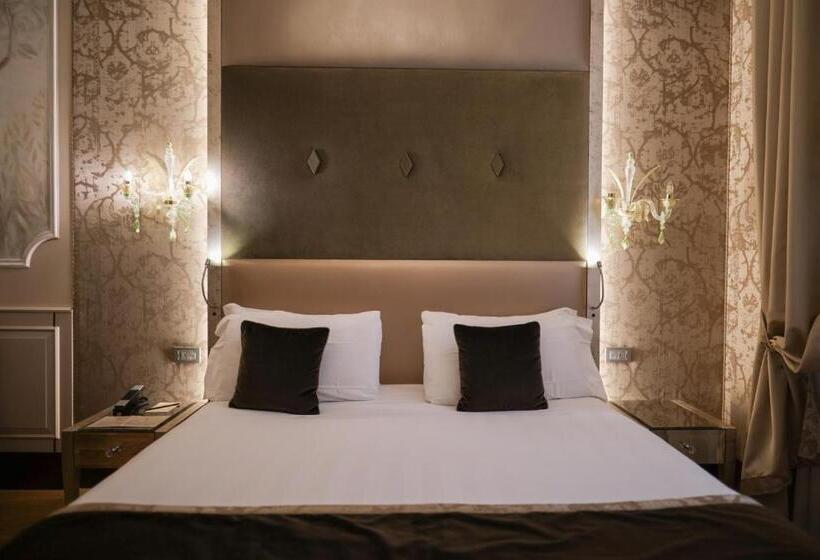 سوئیت جونیور پریمیوم, Santa Croce Boutique