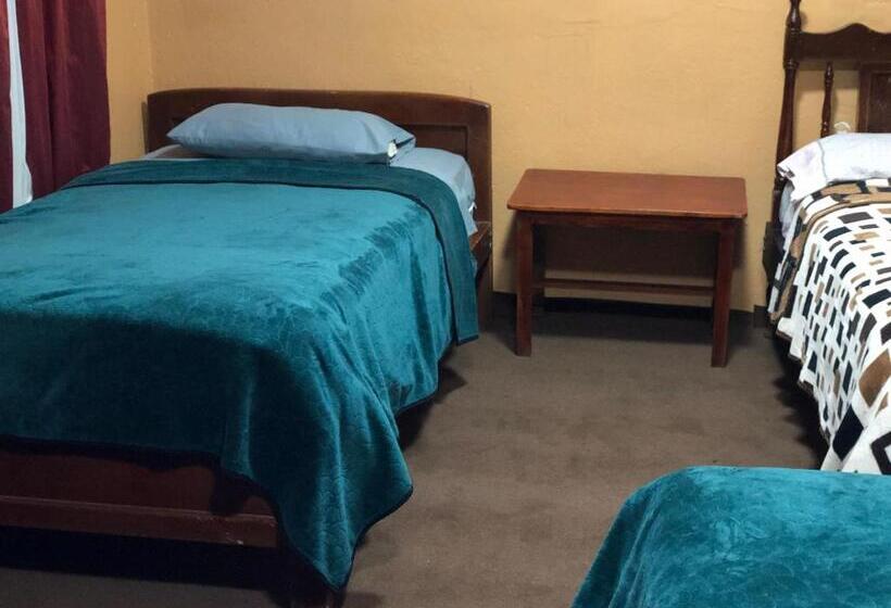 חדר סטנדרטי לארבעה עם חדר אמבטיה משותף, Hostal Pachamama Lodge