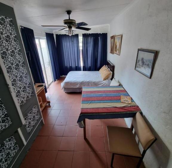 Номер Deluxe, The Budget Inn