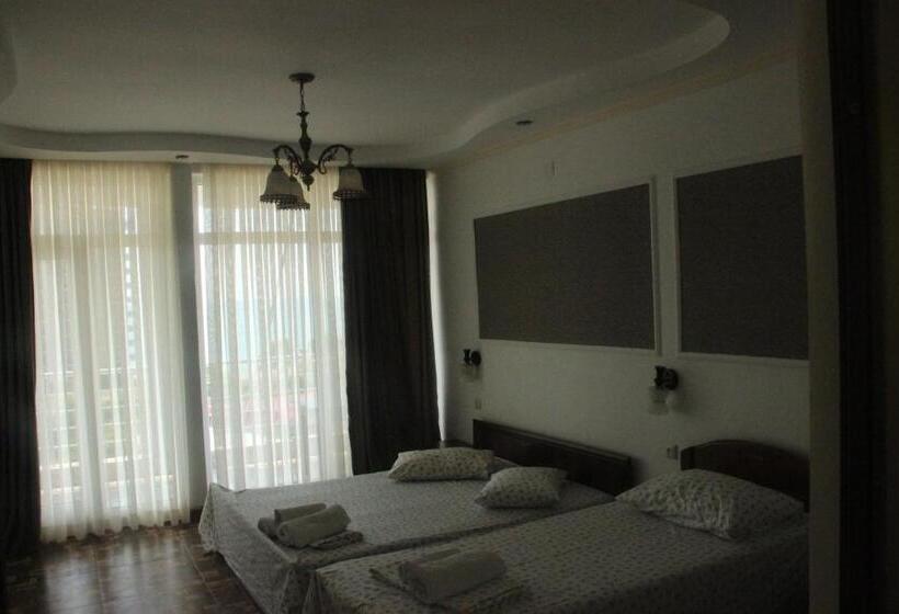 اتاق استاندارد چهار تخته با چشم‌انداز دریا, Badu Guest House