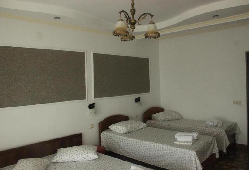 اتاق استاندارد چهار تخته با چشم‌انداز دریا, Badu Guest House
