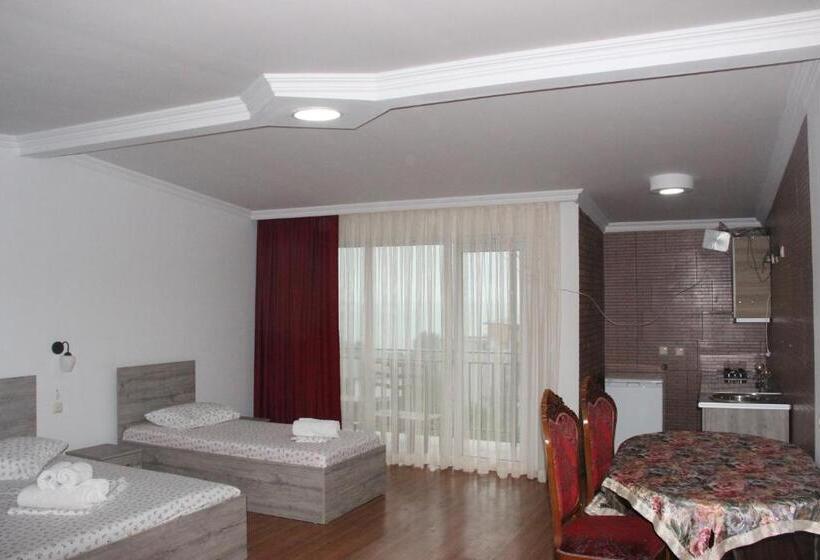 اتاق استاندارد چهار تخته با چشم‌انداز دریا, Badu Guest House