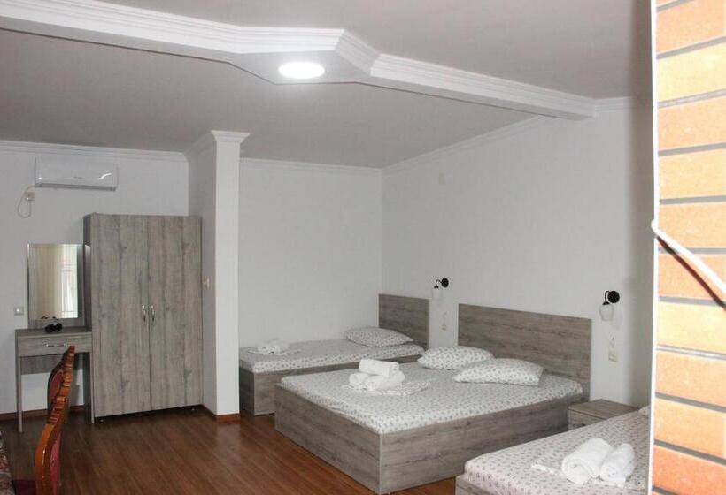 اتاق استاندارد چهار تخته با چشم‌انداز دریا, Badu Guest House