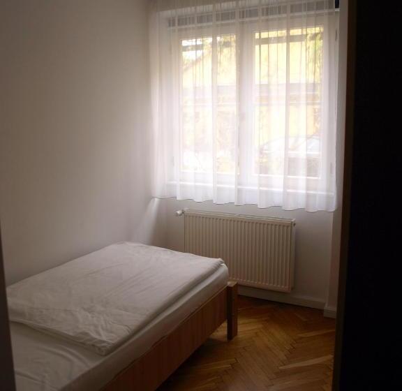 اتاق استاندارد یک نفره, Ciszterci Szállás Pécs