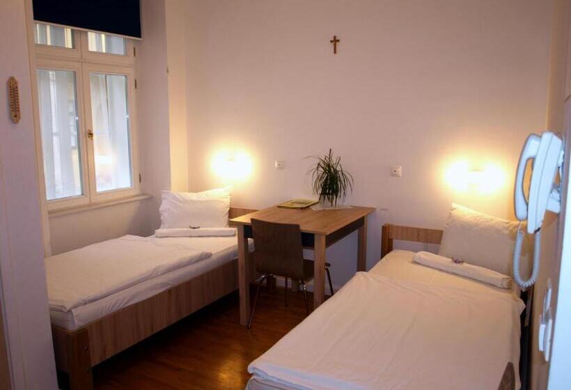 اتاق استاندارد, Ciszterci Szállás Pécs