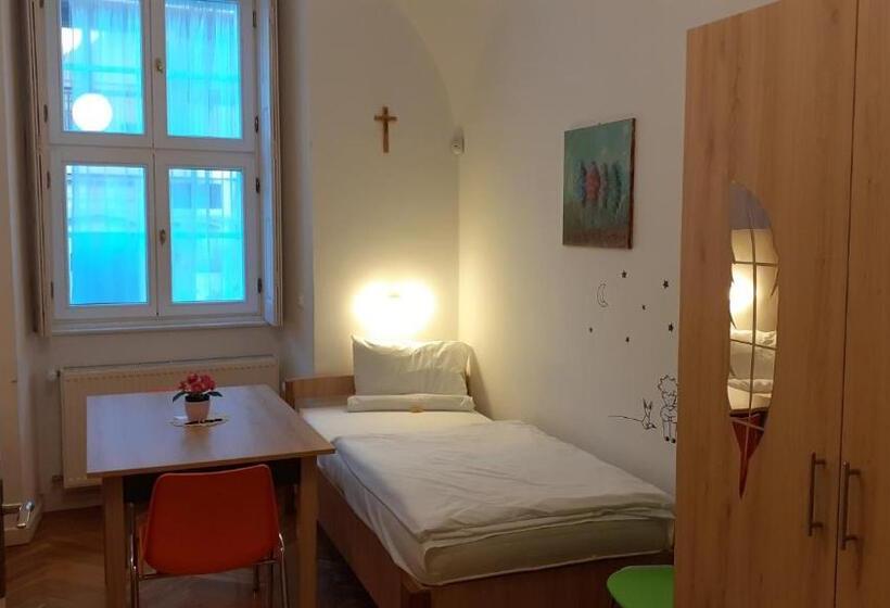 اتاق استاندارد سه نفره, Ciszterci Szállás Pécs