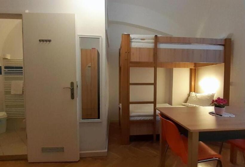 اتاق استاندارد سه نفره, Ciszterci Szállás Pécs