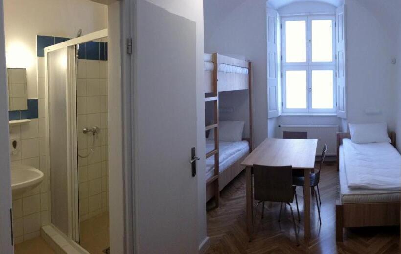 اتاق استاندارد سه نفره, Ciszterci Szállás Pécs