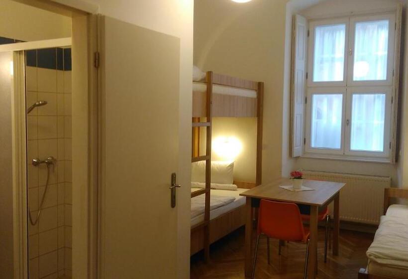 اتاق استاندارد سه نفره, Ciszterci Szállás Pécs