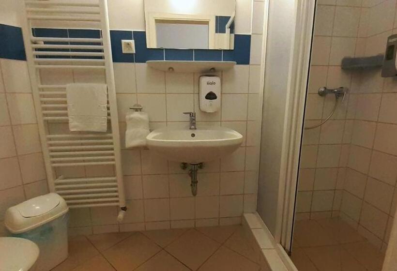 اتاق استاندارد سه نفره, Ciszterci Szállás Pécs