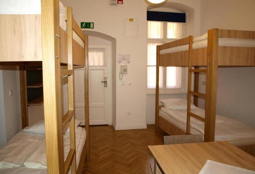 اتاق استاندارد چهار تخته, Ciszterci Szállás Pécs