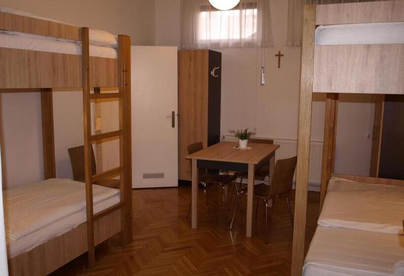 اتاق استاندارد چهار تخته, Ciszterci Szállás Pécs