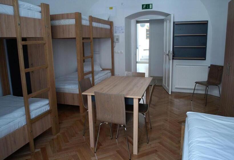 اتاق خانوادگی, Ciszterci Szállás Pécs