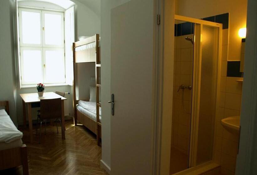 اتاق استاندارد سه نفره, Ciszterci Szállás Pécs