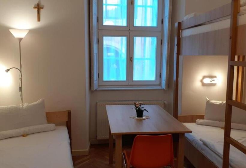 اتاق استاندارد سه نفره, Ciszterci Szállás Pécs
