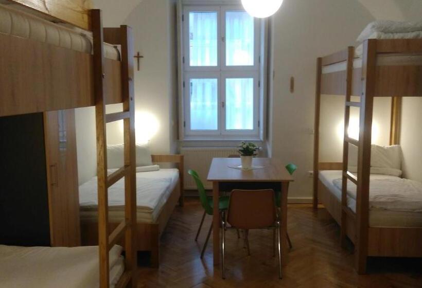 اتاق خانوادگی, Ciszterci Szállás Pécs