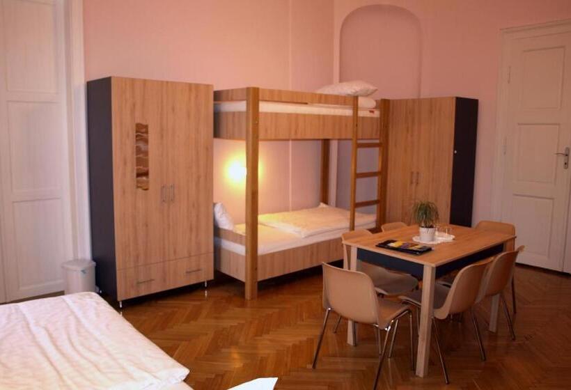 اتاق خانوادگی, Ciszterci Szállás Pécs