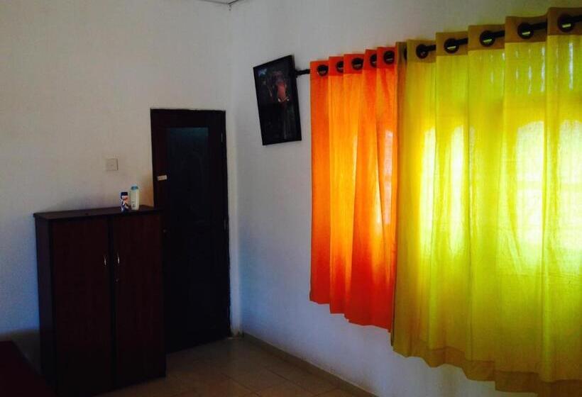 اتاق خانوادگی با چشم‌انداز باغ, The Summer Corridor   Kataragama