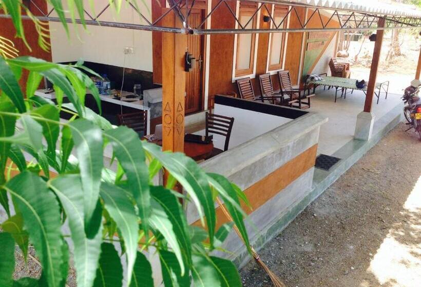 سوئیت جونیور با چشم‌انداز باغ, The Summer Corridor   Kataragama
