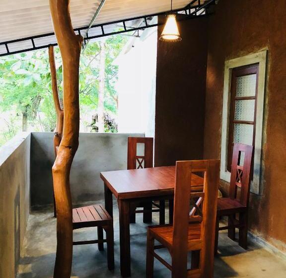 سوئیت جونیور خانوادگی, The Summer Corridor   Kataragama