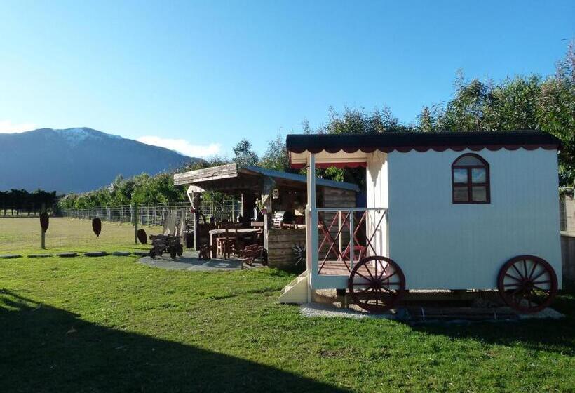 غرفة قياسية, Wacky Stays   Unique Farm Stay Glamping Rentals, Free Animal Feeding Tours