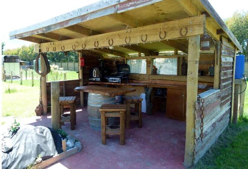 غرفة قياسية, Wacky Stays   Unique Farm Stay Glamping Rentals, Free Animal Feeding Tours