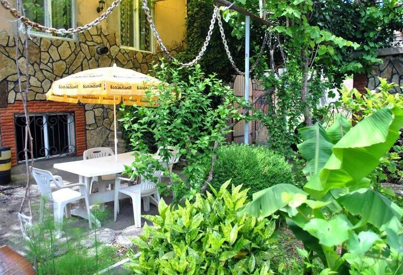 اتاق استاندارد با چشم‌انداز باغ, Tamar Guest House