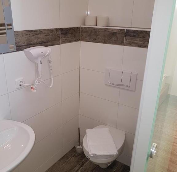 اتاق استاندارد سه نفره, Pension Central Semmering