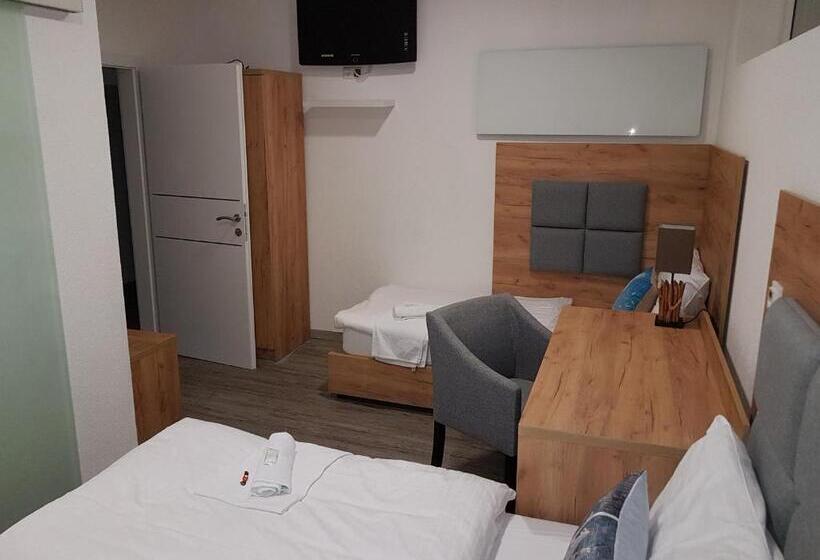 غرفة قياسية ثلاثية, Pension Central Semmering