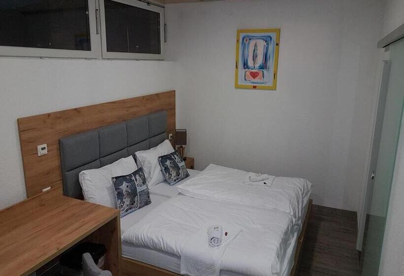 اتاق استاندارد سه نفره, Pension Central Semmering