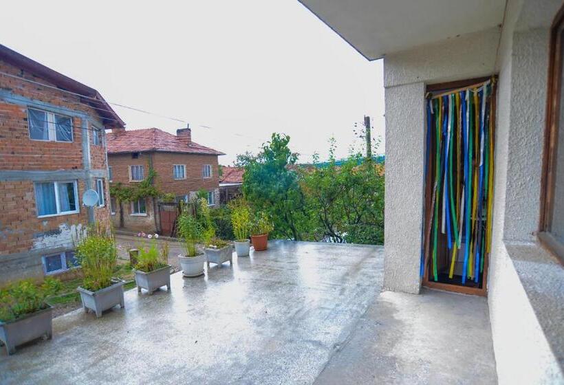 Quarto Triplo Estandar, Topuzovi Guest House