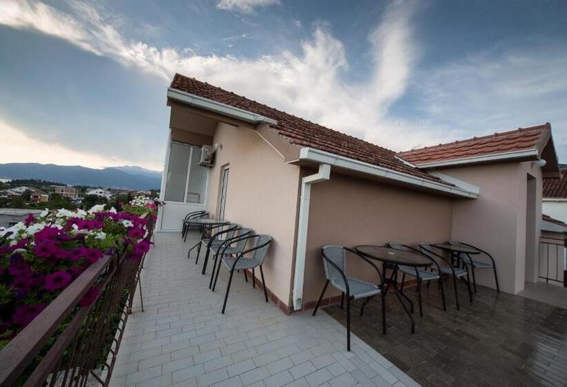 استودیوی استاندارد با چشم‌انداز دریا, Apartments Pavićević