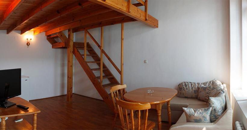 استودیوی استاندارد, Citadel Guest House